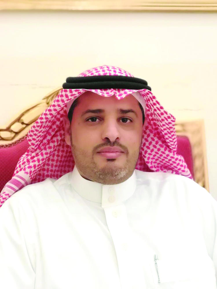 «القرني» يتلقى التهاني